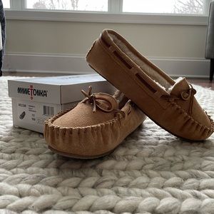 Never worn Minnetonka Moccasin Slippers 9W